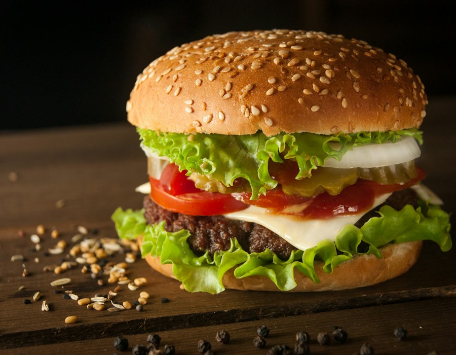 Hambúrguer duplo coberto com queijo cheddar cremoso