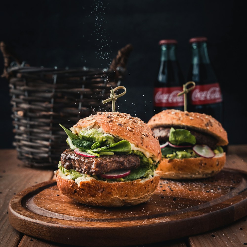 Hambúrguer artesanal com queijo derretido, salada fresca e pão tostado
