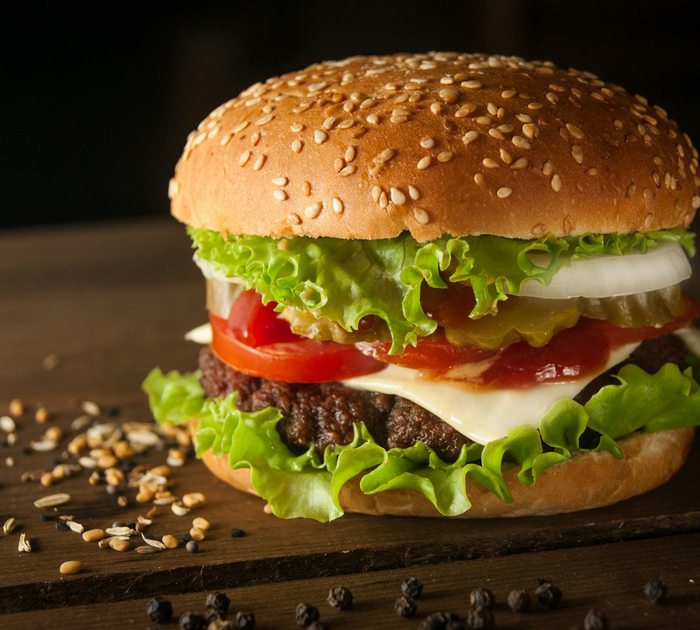 Hambúrguer com salada e pão com gergelim, em foto ilustrativa