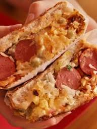 Hotdog especial recheado com salsicha, queijo, milho e batata palha