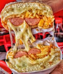 Hotdog recheado com queijo derretido e ingredientes caprichados