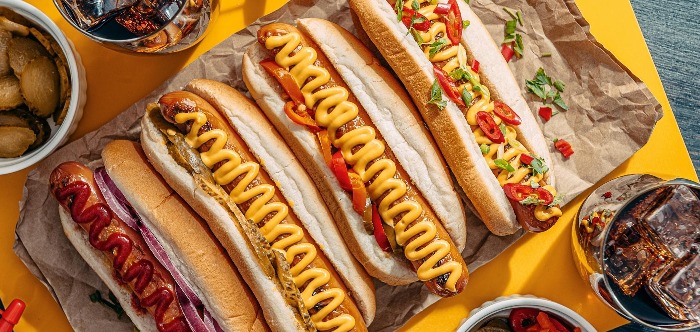 Variedade de hotdogs com diferentes pães, salsichas e acompanhamentos